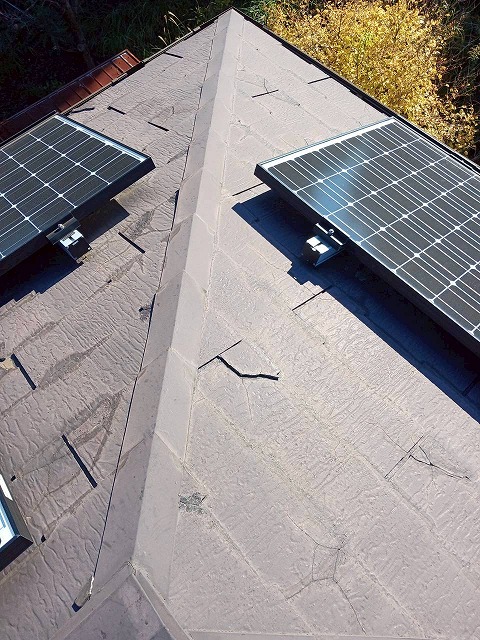 太陽光パネルが備わった屋根